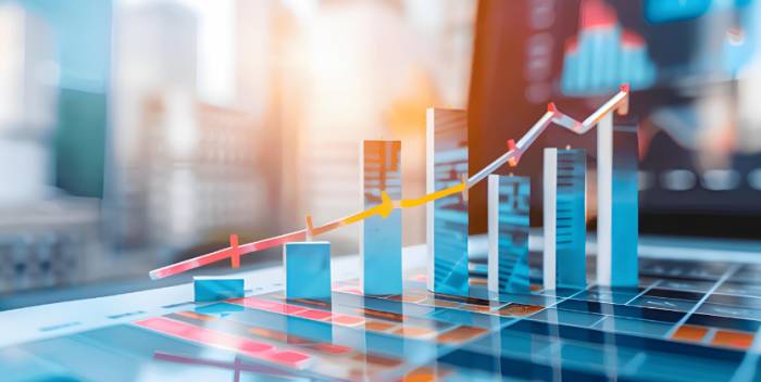 Why is the US Dollar Rising Against Seasonal Trends?