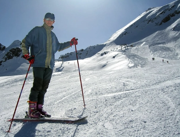 monoskiing vs skiing difficulty