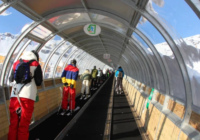 how does a magic carpet ski lift work