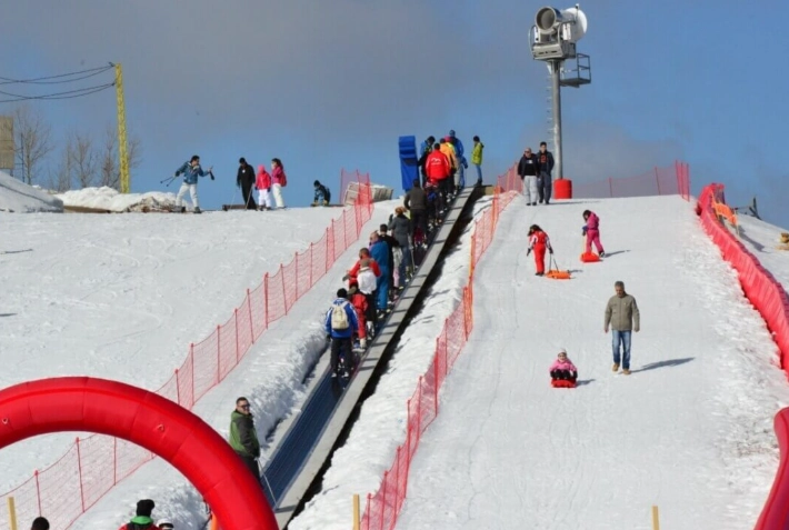 how does a magic carpet ski lift work