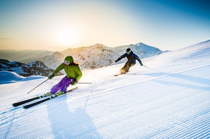 What is the difference between carving and parallel turns?