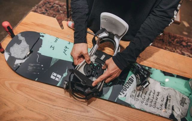 how to set up snowboard bindings