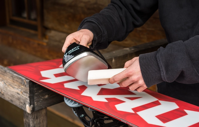 wax snowboard at home