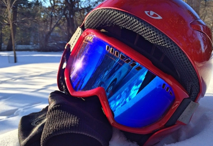 how to choose a ski helmet