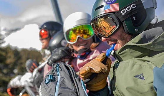 how to stay hydrated skiing