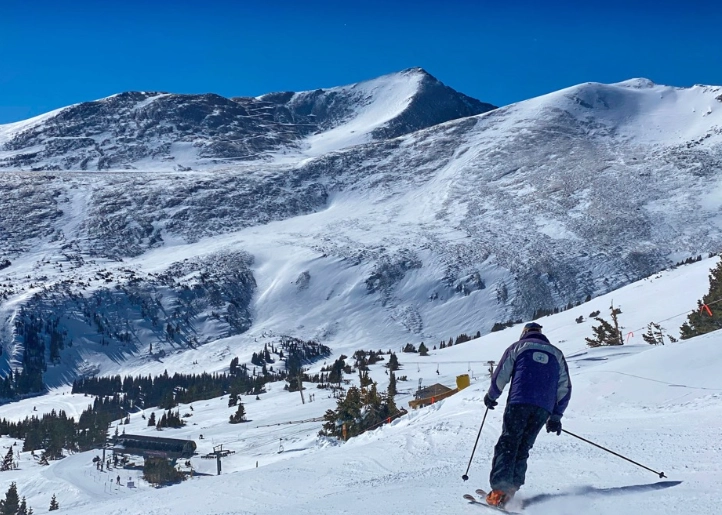 ski Breckenridge December vs February