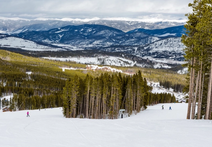Breckenridge ski season months