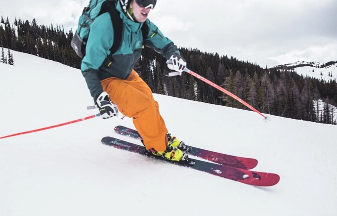 Should a new skier use poles?